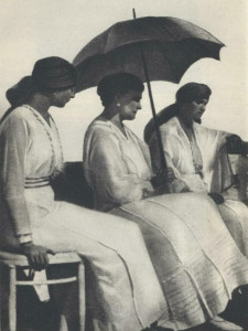 HAUNTING last photo of Alexandra and 2 daughters 1918